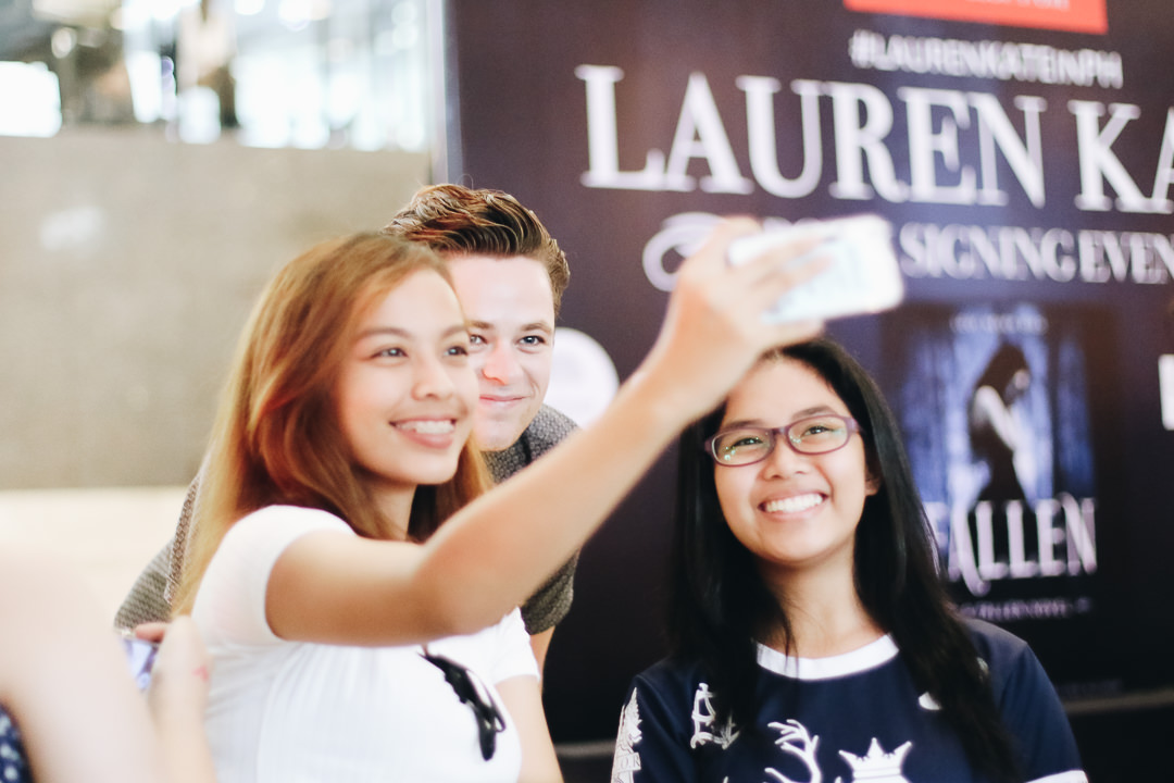 harrison-gilbertson-as-cam-briel-poses-with-filipino-fans-in-manila